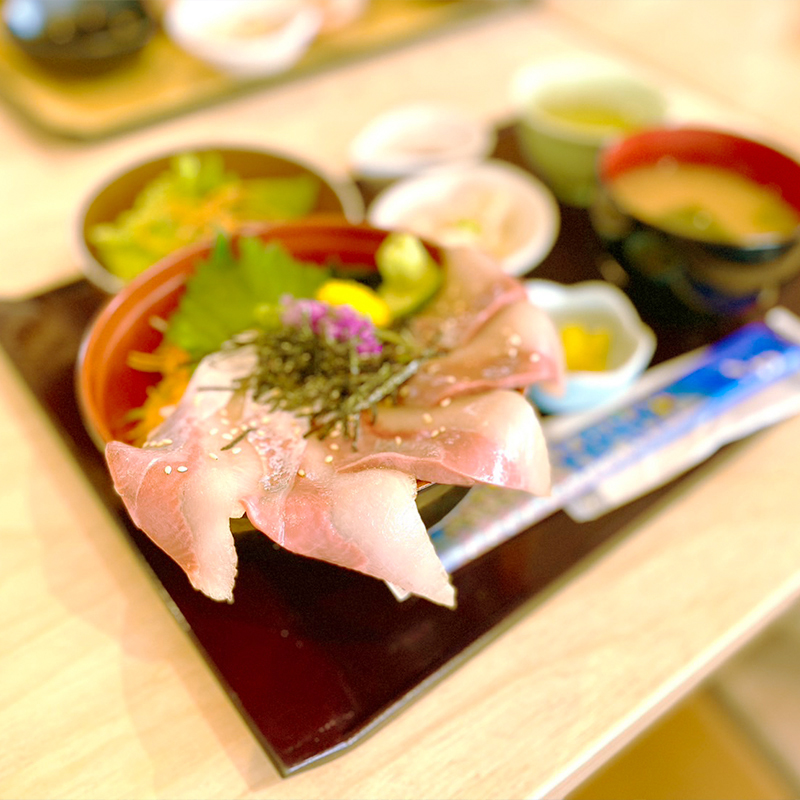 はみ出し！ぶりの漬け丼の写真